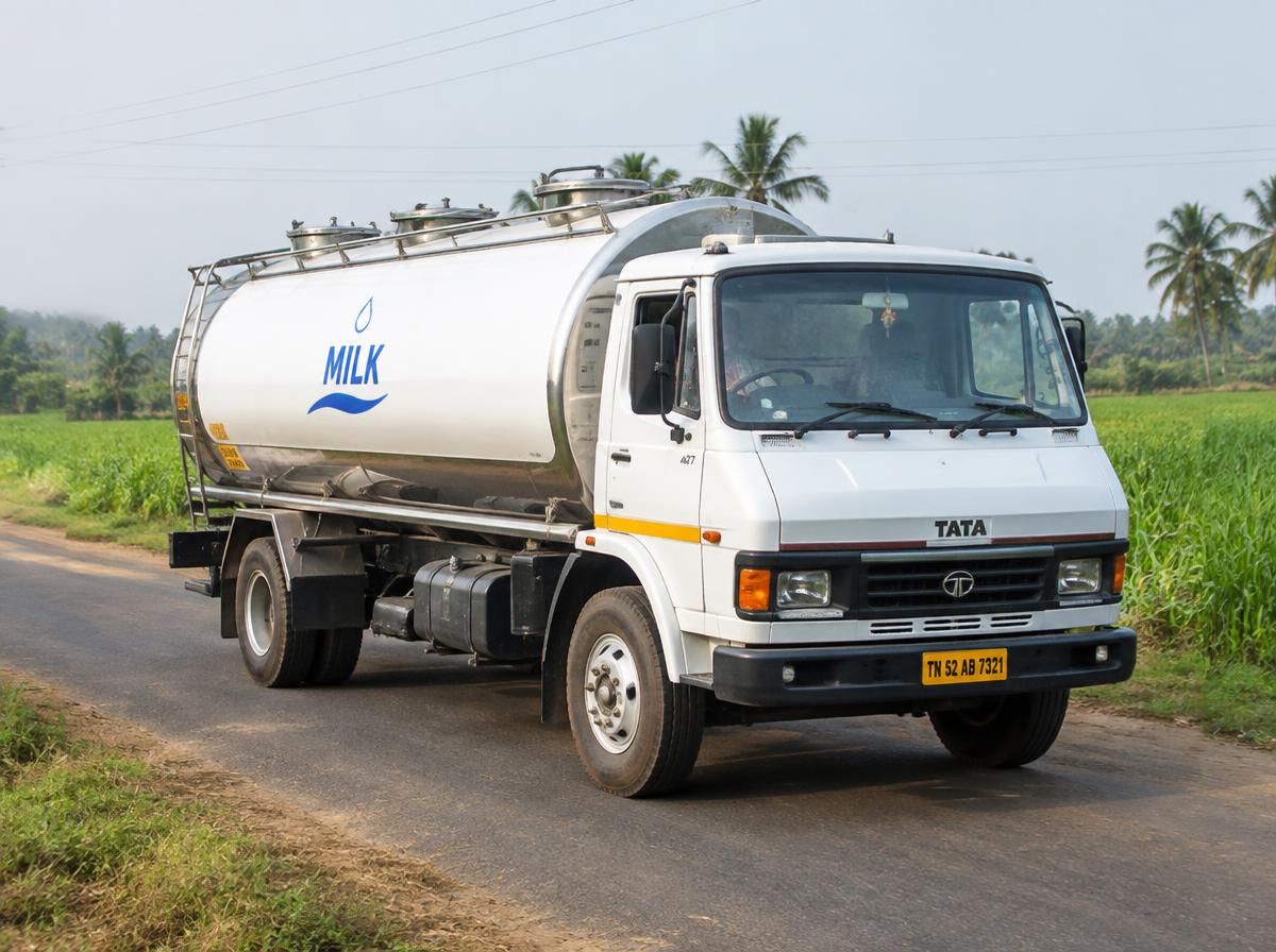 Refrigerated insulated road tanker carrying chilled milk